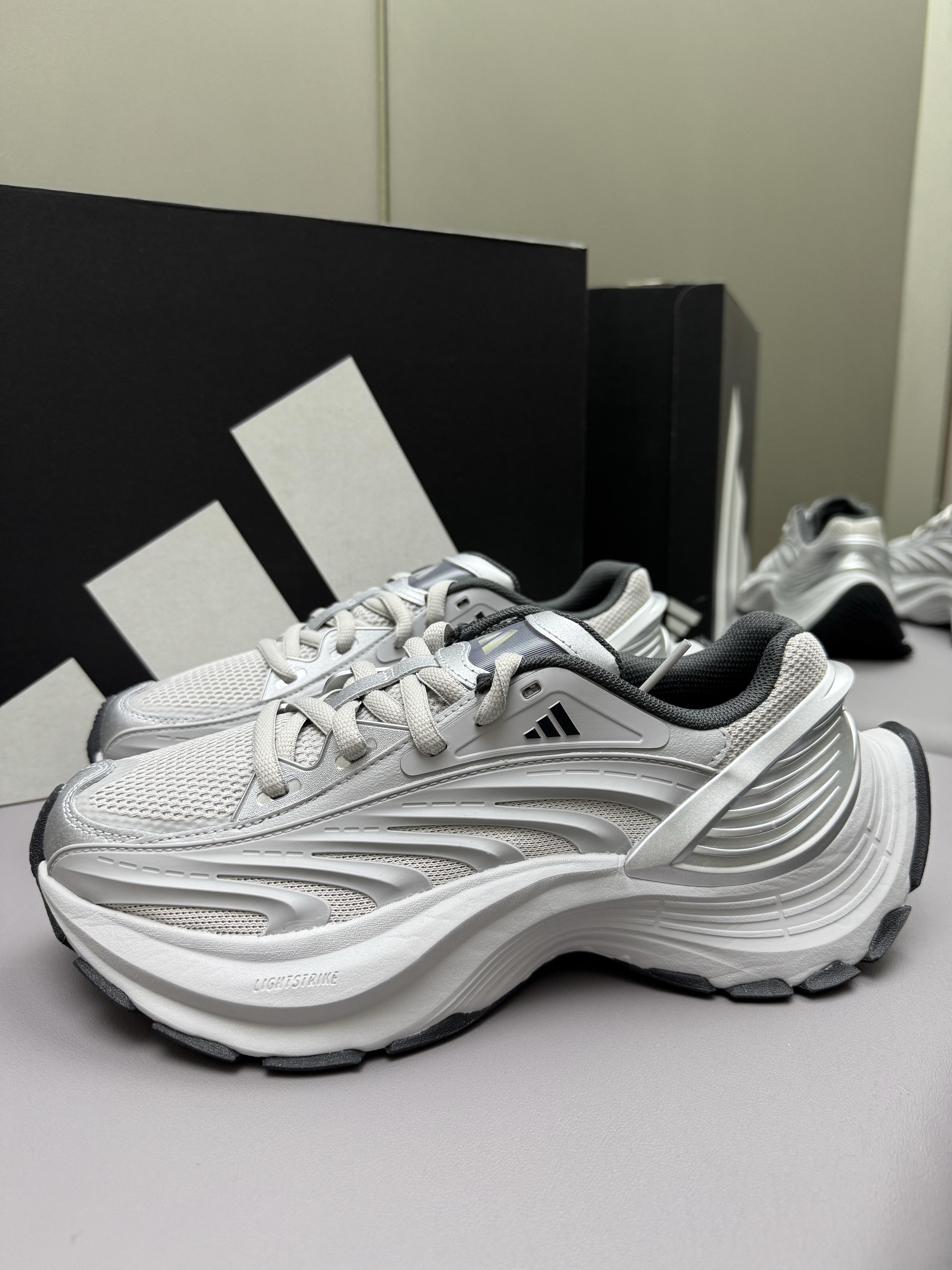 未来感才是真·主流🔥adidas XLG Metawave 银白配色直接帅到失语!满满金属机